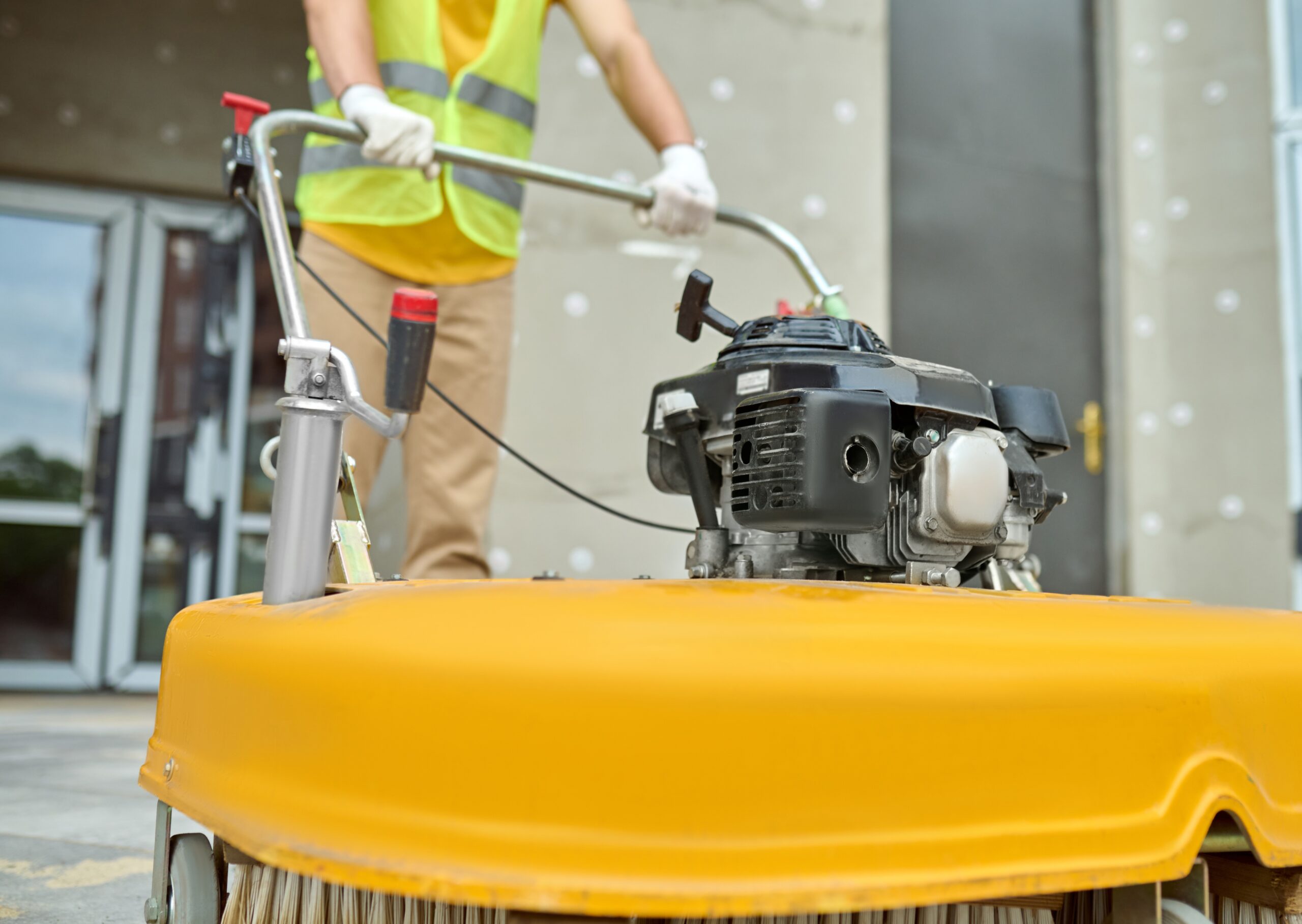 Czym maszyny do mycia podłóg różnią się od polerek?