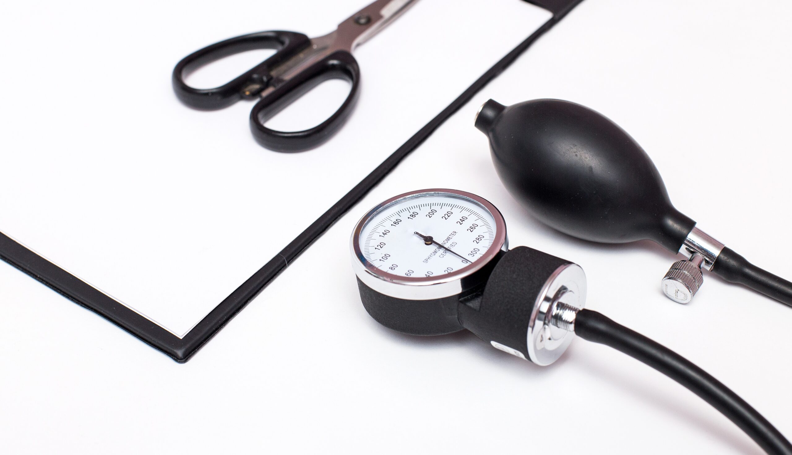 Czym różnią się ciśnieniomierze na ramię od modeli nadgarstkowych?