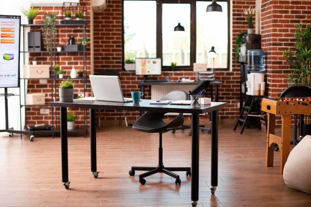 Biurka loftowe – dlaczego tak dobrze sprawdzają się w nowoczesnym home office?