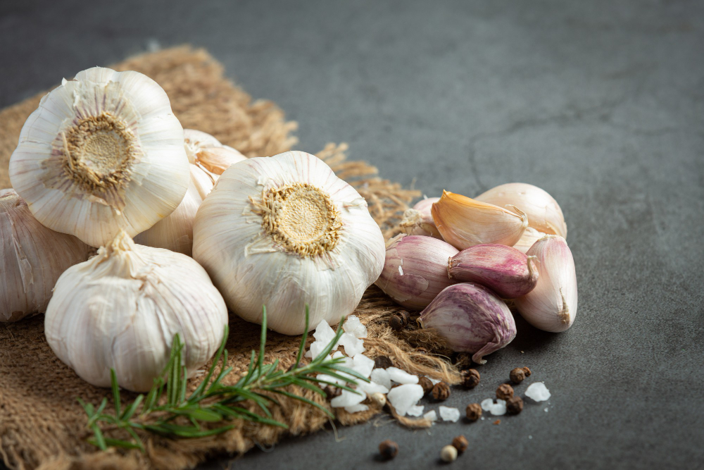 Jak czosnek i cząber mogą odmienić smak codziennych potraw?
